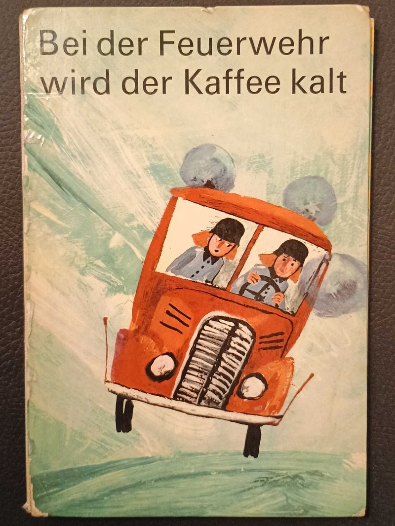 Der Kinderbuchklassiker „Bei der Feuerwehr wird der Kaffee kalt“ von Hannes Hüttner und Gerhard Lahr