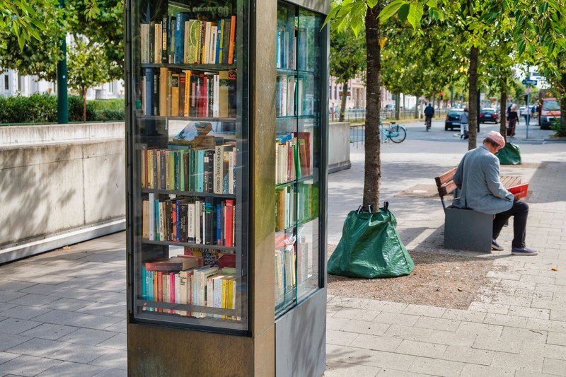 Viele Städte bieten öffentliche Bücherschränke an, durch welche Bürger*innen ihre Bücher miteinander tauschen können.