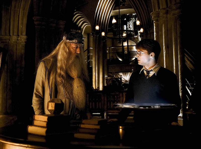 Albus Dumbledore war Mentor und Bezugsperson für Harry, deshalb ist es schade, dass seine Beerdigung in den Filmen nicht gezeigt wurde.