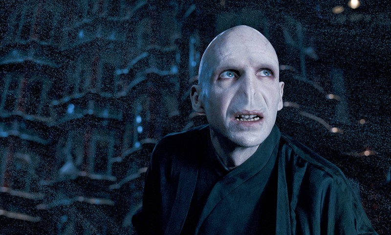 Dass Voldemort unter anderem wegen seinen Eltern niemanden lieben kann, wird in den Filmen nicht erwähnt.