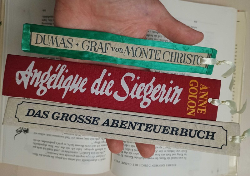 Aus alten Büchern und Buchseiten können Lesezeichen gebastelt werden – charmante Accessoires für zukünftige Lesestunden.