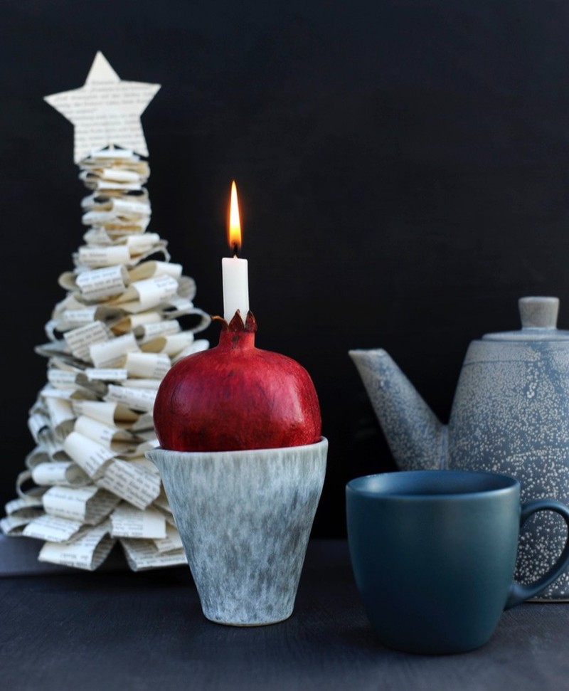 Ein Weihnachtsbaum aus Büchern ist eine nachhaltige Deko-Idee zum Fest.