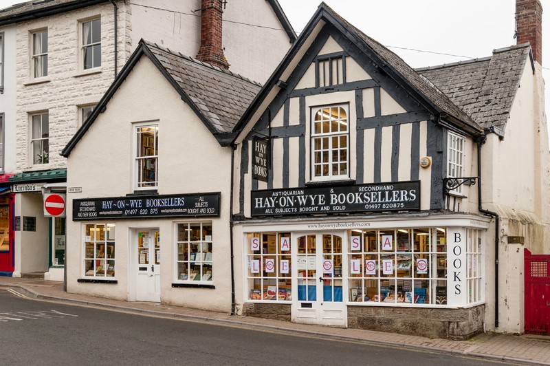 Hay-On-Wye, eine kleine Ortschaft in Wales, wurde in den 1960er-Jahren das erste Buchdorf weltweit.