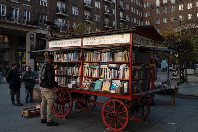 Nicht nur die Buchhandlungen, sondern auch lokale Hotels und Restaurants profitieren vom Tourismus in den Bücherdörfern.