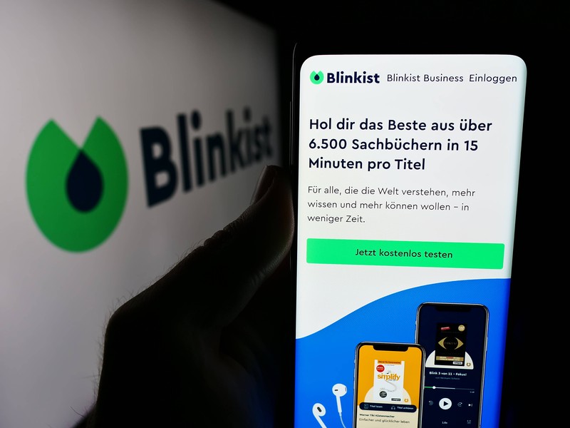 „Blinkist“ komprimiert Sachbücher in 15-minütigen „Blinks“ und ist so die perfekte App für alle, die zu wenig Zeit zum Lesen haben.