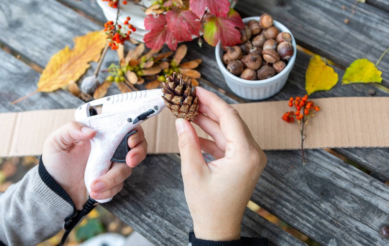 Der Herbst ist die perfekte Zeit zum Basteln, deshalb stellt dir Buchpanda die besten Bastelbücher für Groß und Klein vor.