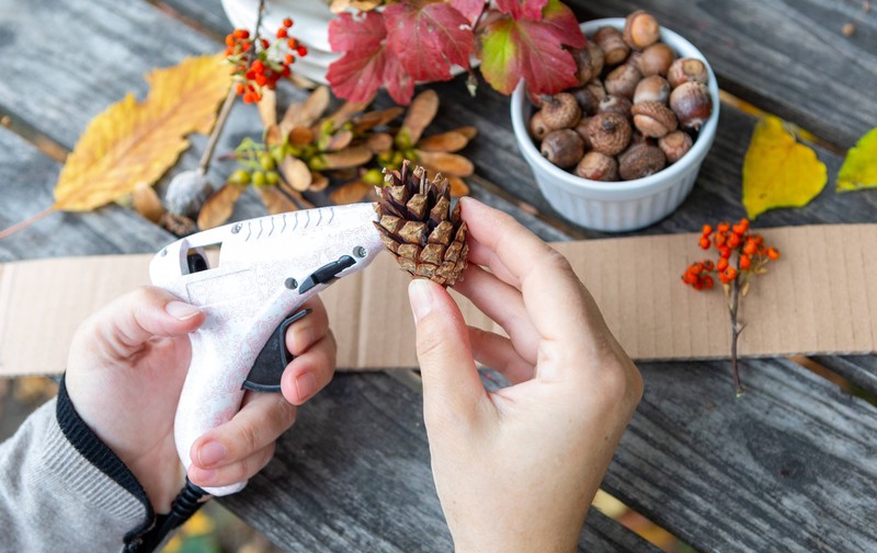 Der Herbst ist die perfekte Zeit zum Basteln, deshalb stellt dir Buchpanda die besten Bastelbücher für Groß und Klein vor.