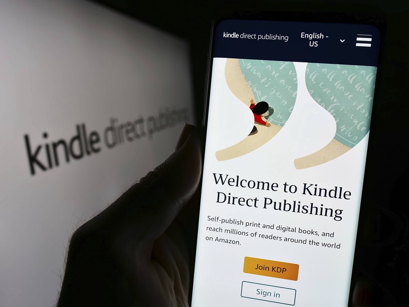 Mit „Kindle Direct Publishing“ kannst du Leser*innen aus aller Welt erreichen.