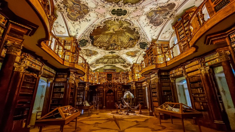 Das Kloster St. Gallen ist weltweit für seine Klosterbibliothek bekannt.