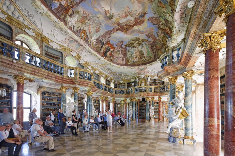 Der Bibliothekssaal im Kloster Wiblingen in Ulm bietet viele Besonderheiten.