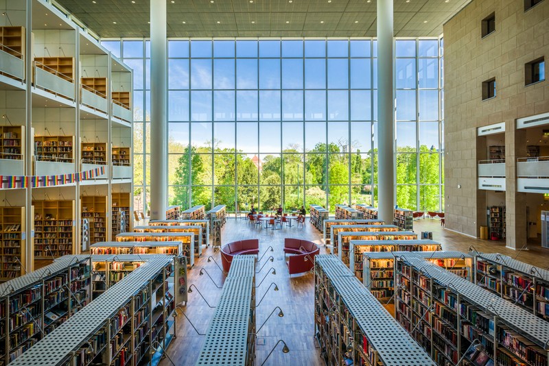 Die Glasfront der Stadtbibliothek in Malmö ist etwas ganz Besonderes.