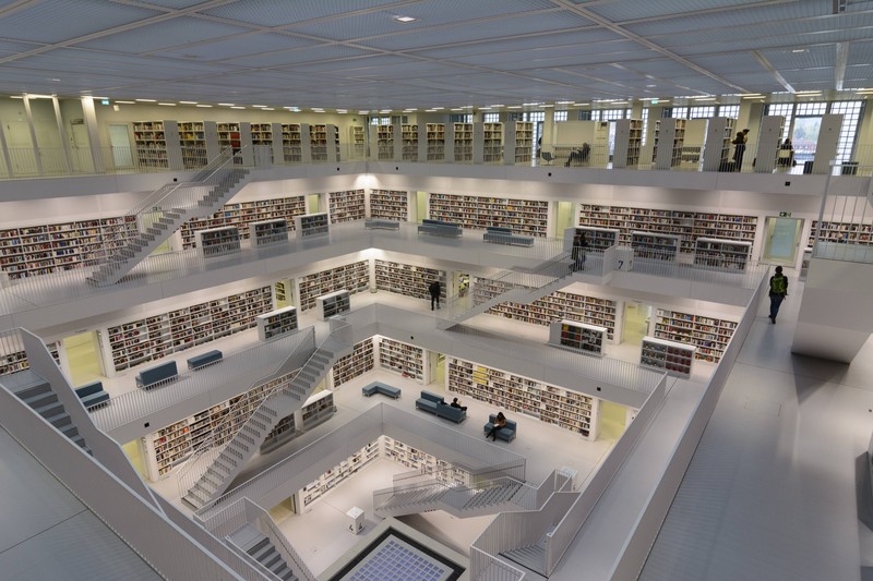 Die Stadtbibliothek in Stuttgart zieht viele Leseratten an.