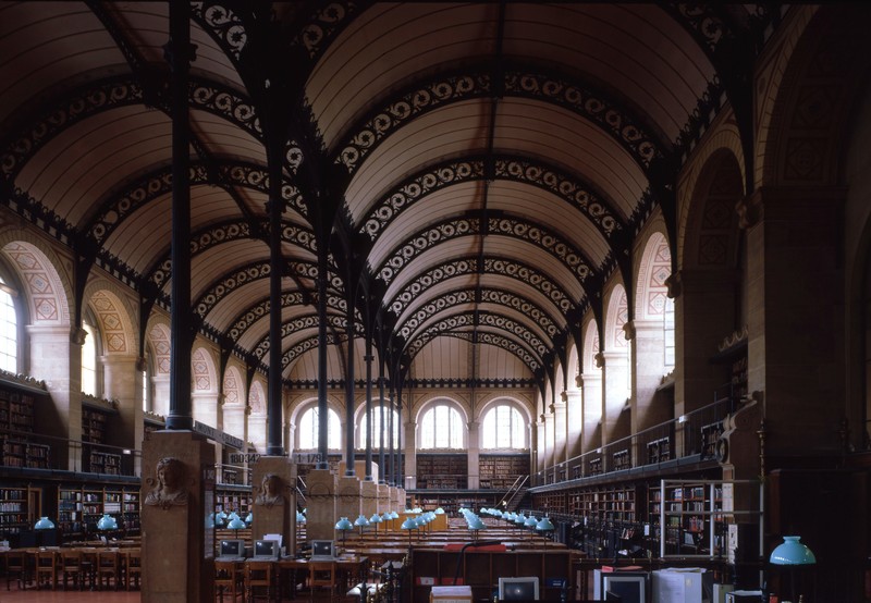 Im Herzen von Paris lockt die Bibliothek Sainte-Geneviève täglich hunderte Besucher*innen an.