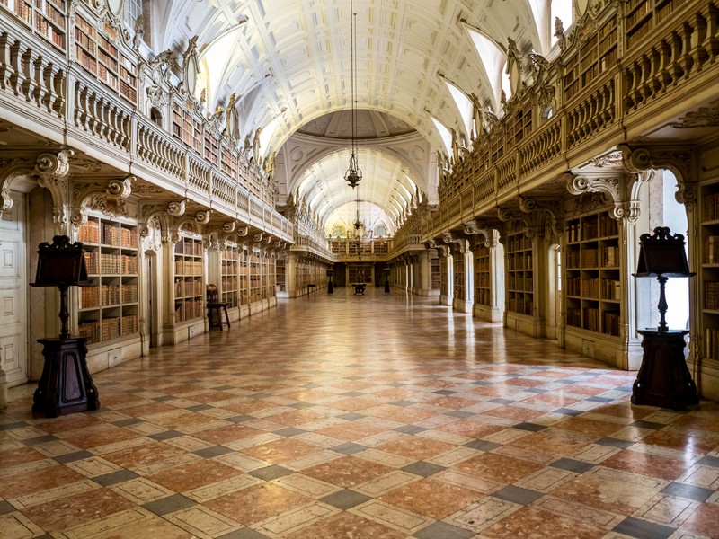 In Portugal beeindruckt der Palácio Nacional de Mafra mit seiner Bibliothek.