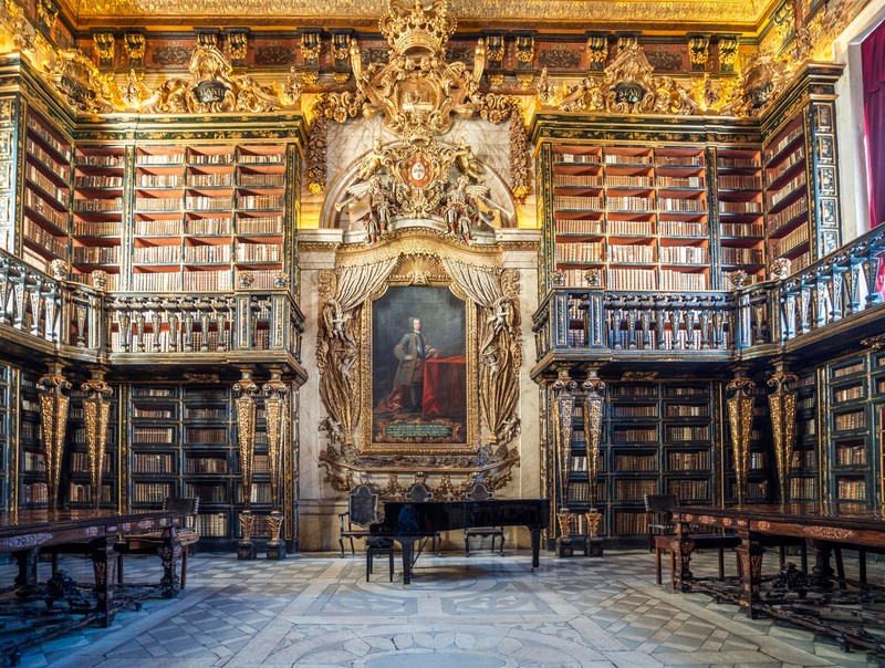 Man fällt in eine andere Zeit, wenn man die Bibliothek von Coimbra besichtigt.