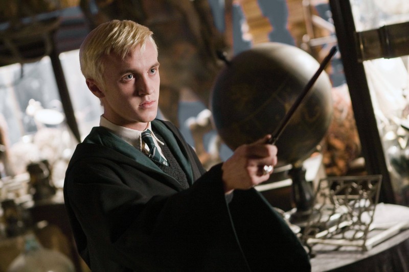 Draco Malfoy nutzt den Zauberspruch „Petrificus Totalis“ um Harry  unter seinem Tarnumhang zu lähmen.