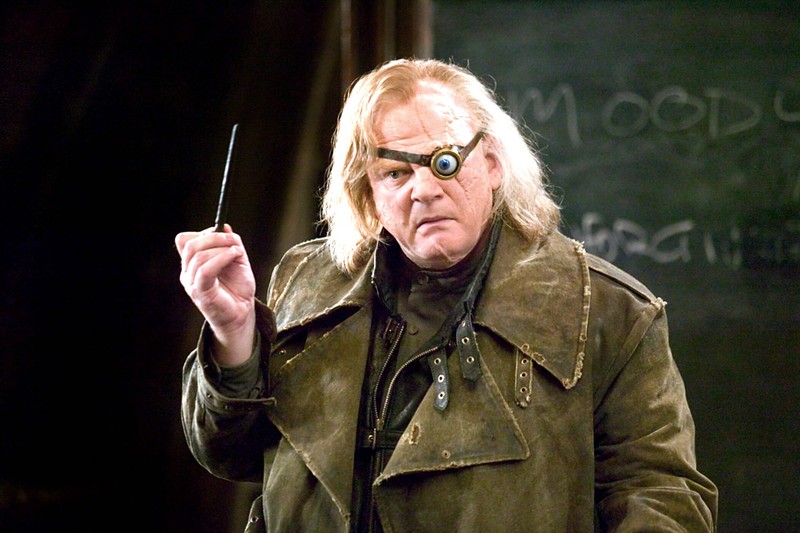 Von ihren Professoren wie Professor Alastor „Mad Eye“ Moody lernen Harry, Ron und Hermine im Laufe der Jahre viele wichtige Zaubersprüche.