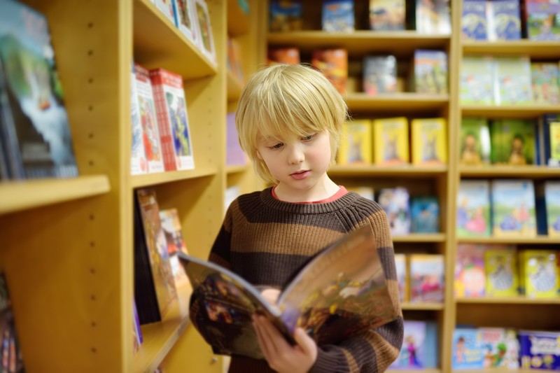 Ein Bibliotheksbesuch kann für Kinder ein kleines Abenteuer sein, das sie zum Lesen motiviert.