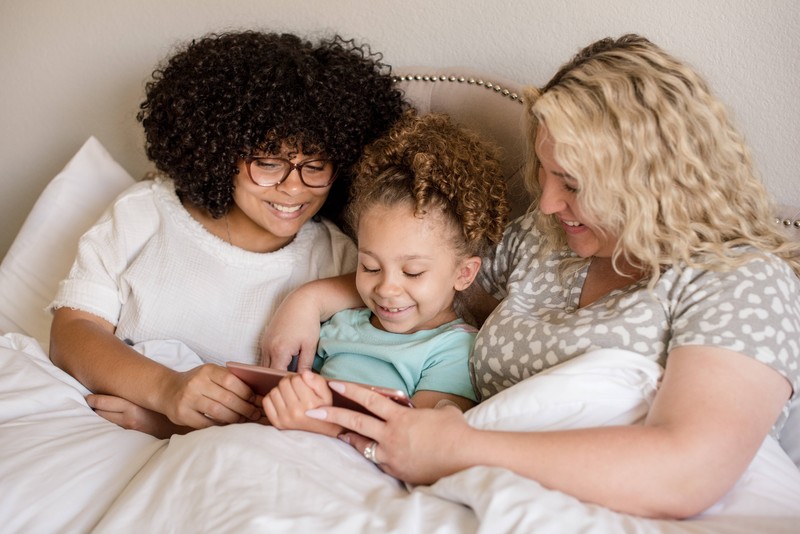 Kinder ahmen ihre Eltern oft nach, weshalb es wichtig ist, die eigene Freude am Lesen offen zu zeigen.