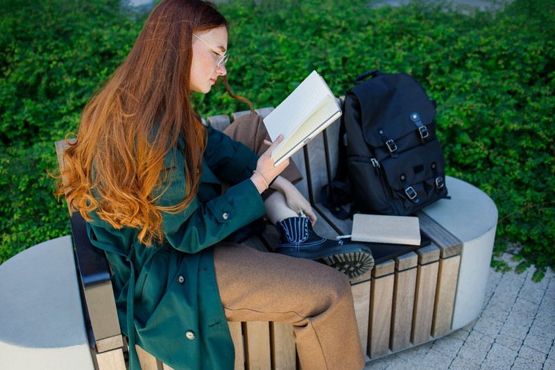 Teenager zum Lesen zu motivieren stellt für viele Eltern eine Herausforderung dar.