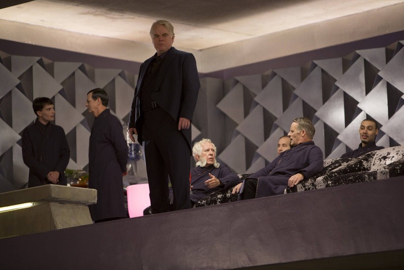 Plutarch Heavensbee ist der Oberste Spielmacher der 75. Hungerspiele in „Gefährliche Liebe“ an Stelle von Seneca Crane.