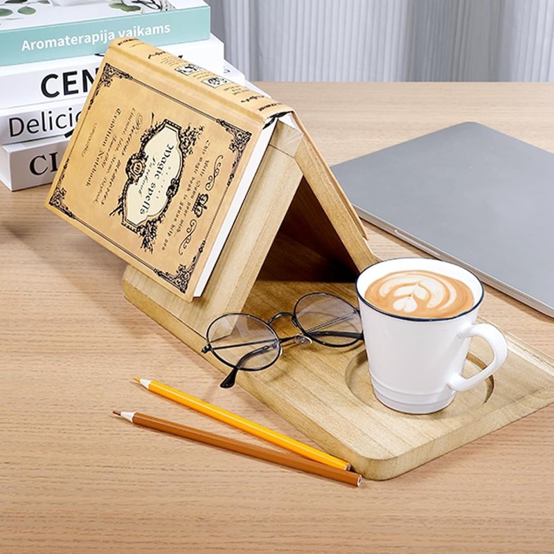 Das Tablett für Kaffee und Buch ist ein echtes Multitalent.