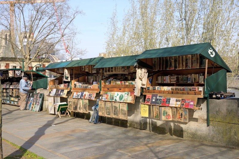 Die Bouquinistes de Paris, kleine Buchstände am Seine-Ufer.