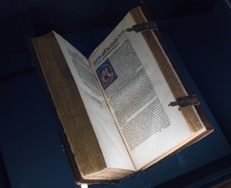 Luther-Bibel von 1534 aus der Anna Amalia Bibliothek in Weimar.