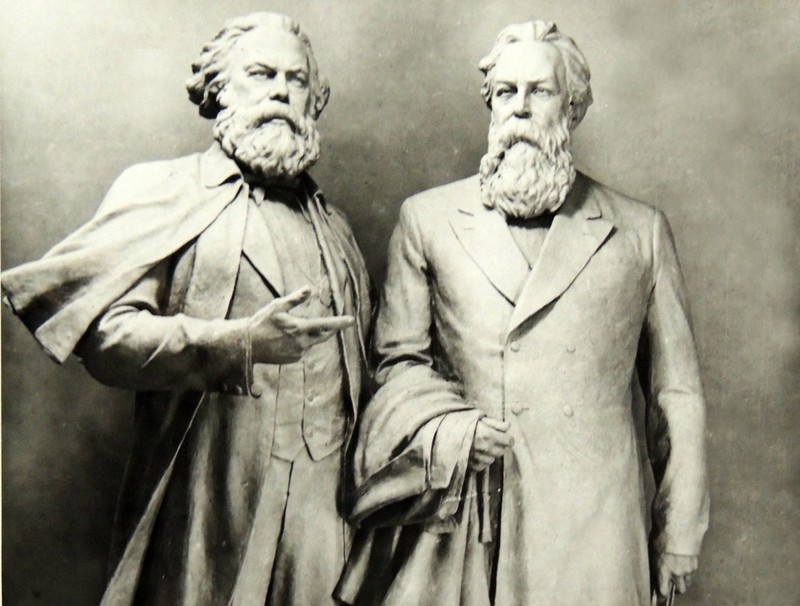 Marx und Engels als Statue.