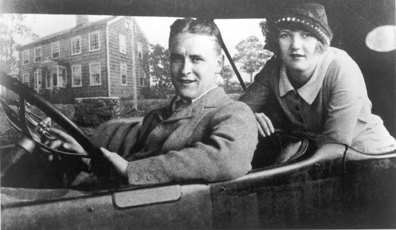 F. Scott und Zelda Fitzgerald während ihrer Flitterwochen im Auto.