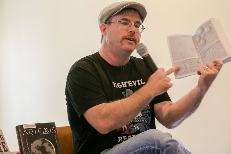 Andy Weir, Autor von „Der Marsianer“, veröffentlichte seine Geschichte ursprünglich auf seiner eigenen Webseite.