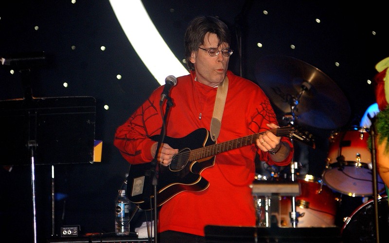 Stephen King war als Gitarrist in der Rock-Benefiz-Band „Rock Bottom Remainders“ aktiv.