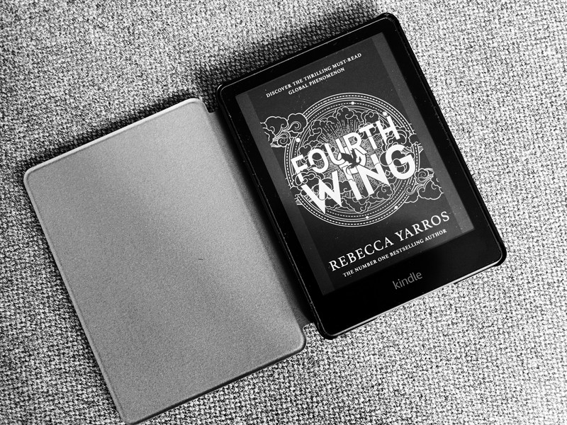 Der Bestseller „Fourth Wing – Flammengeküsst“ wurde von Rebecca Yarros geschrieben.