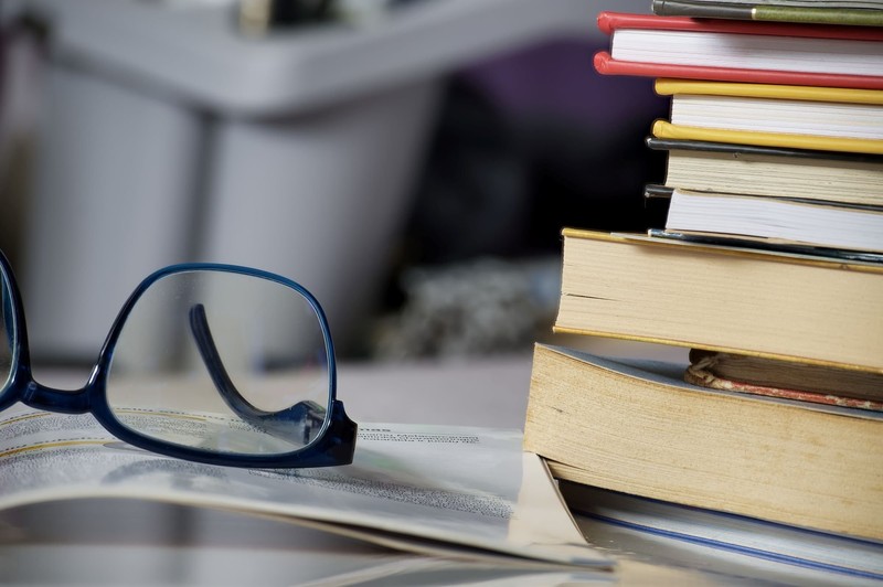 Bücherliebhaber*innen versinken beim Lesen in eine andere Welt.