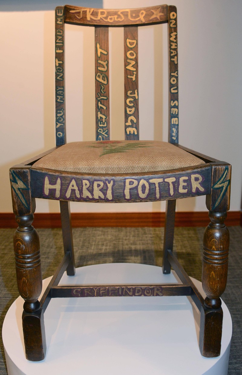 Auf diesem Stuhl entstand das Potterversum von J.K. Rowling.