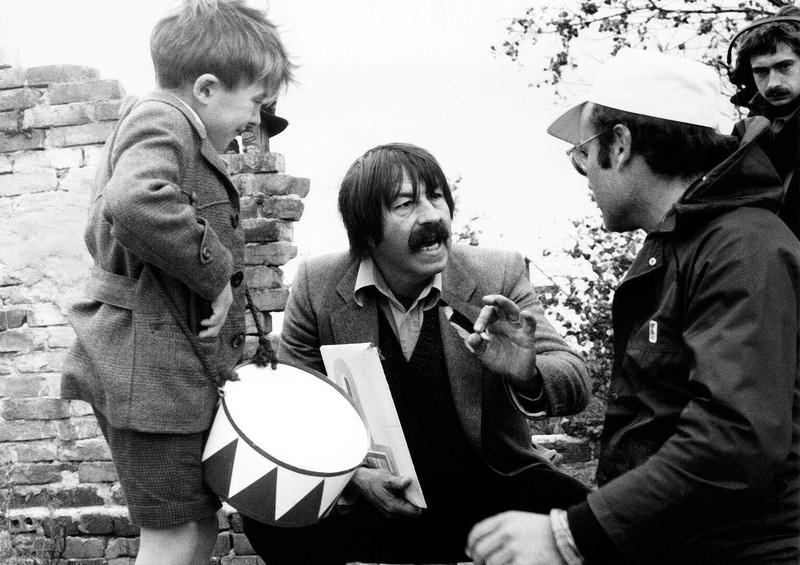 Darsteller David Bennent, Autor Günter Grass und Regisseur Volker Schlöndorff am Filmset.
