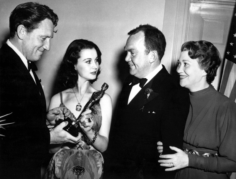 Vivian Leigh bekommt von Spencer Tracy ihren Oscar für „Vom Wunde verweht“.