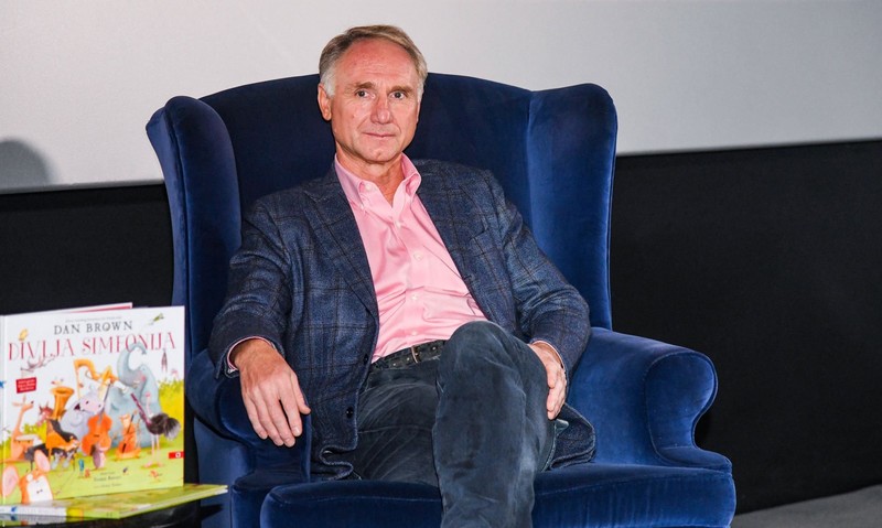 Der Bestseller-Autor Dan Brown präsentiert im Jahr 2020 sein neuestes Bilderbuch “Wild Symphony”.