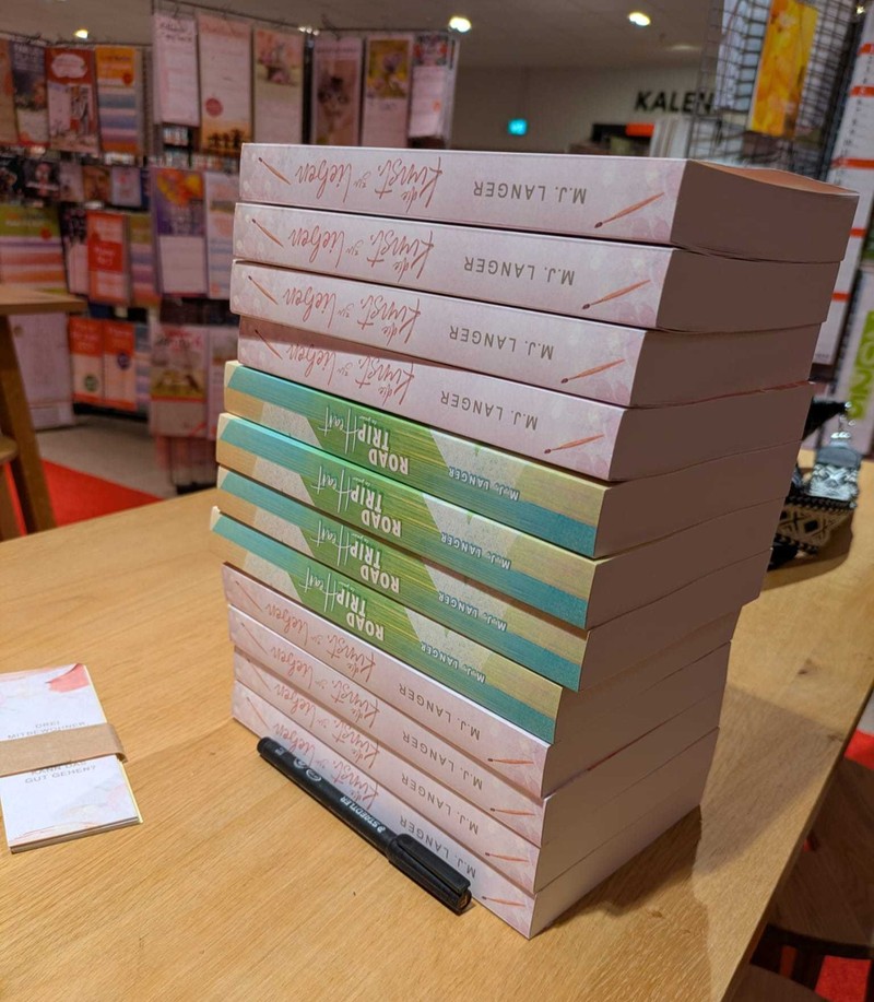 M.J. Langers Bücher auf einem Signiertisch bei Hugendubel.