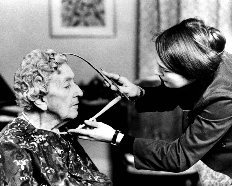 Agatha Christie wird für eine Wachsfigur in Madame Tussauds Kabinett vermessen.