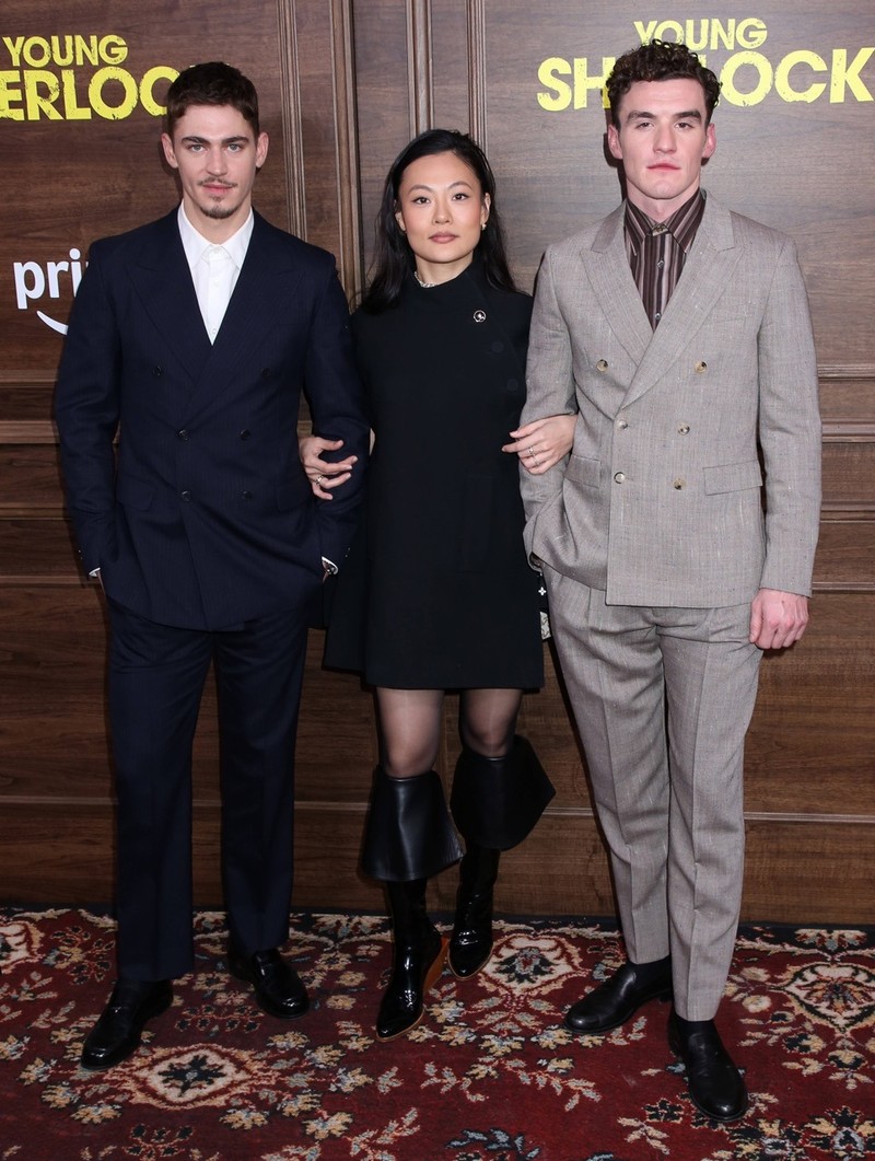Hero Fiennes Tiffin, Zine Tseng und Donal Finn bei der Premiere von „Young Sherlock“.