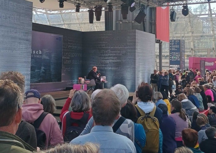 Denis Scheck und „Druckfrisch“ live auf der Leipziger Buchmesse 2026.