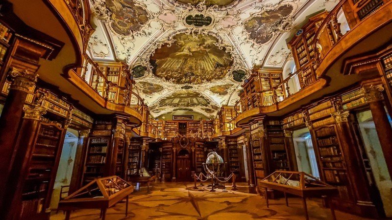 Die Stiftsbibliothek von St. Gallen ist eine der ältesten und schönsten Klosterbibliotheken der Welt.