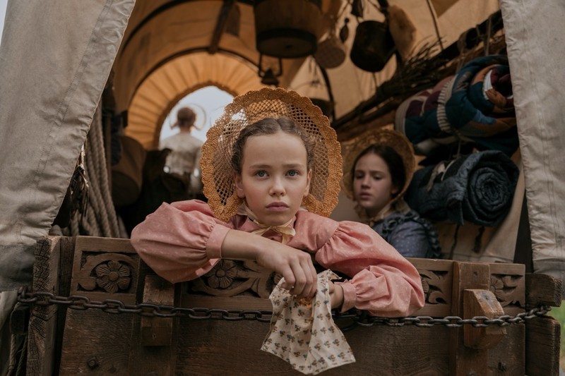 Laura und Mary Ingalls erleben in der Neuauflage von „Unsere kleine Farm“ Abenteuer in der Prairie.