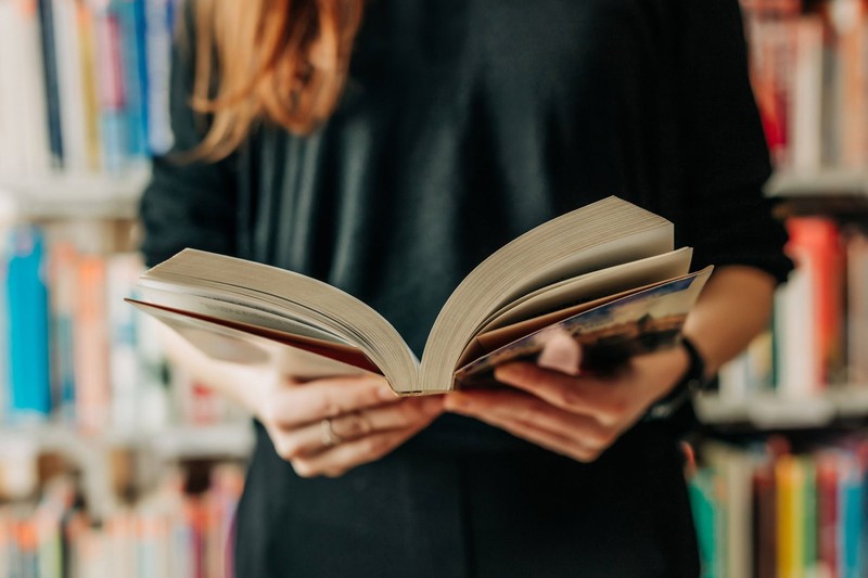Nicht alle Schriftsteller*innen verdienen ihr Geld allein durchs Schreiben.