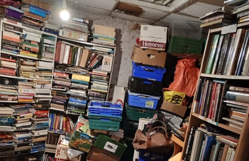 Feucht-muffiger Geruch ist ein Warnzeichen bei Büchern.