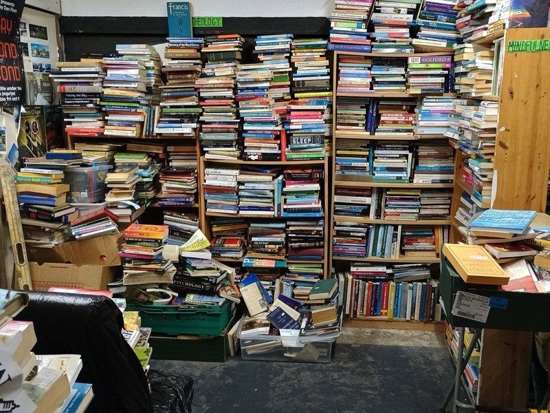 Staubiger Geruch ist bei alten Büchern unbedenklich.