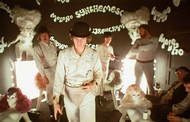 Alex und seine Droogs trinken Moloko Plus in der Milchbar.