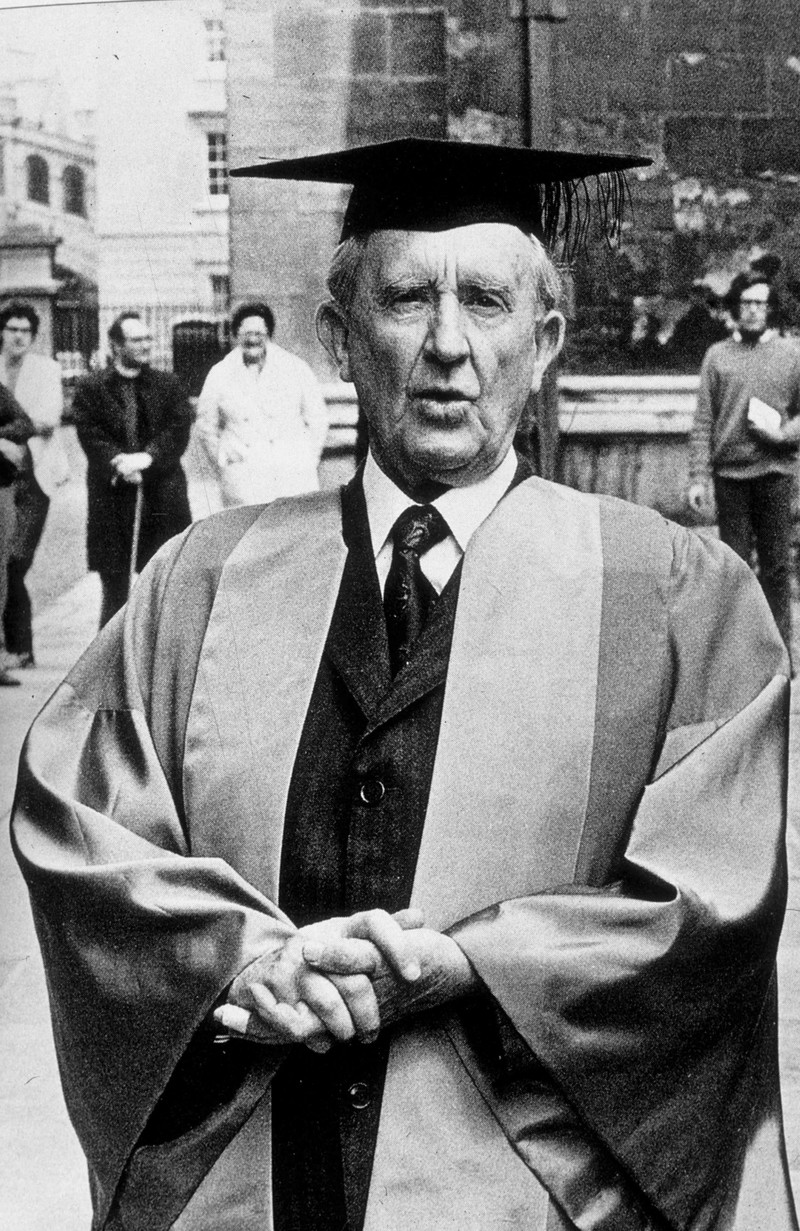 Als Literaturwissenschaftler verband Tolkien akademische Forschung mit seiner Leidenschaft für mittelalterliche Sprachen und Erzähltraditionen.