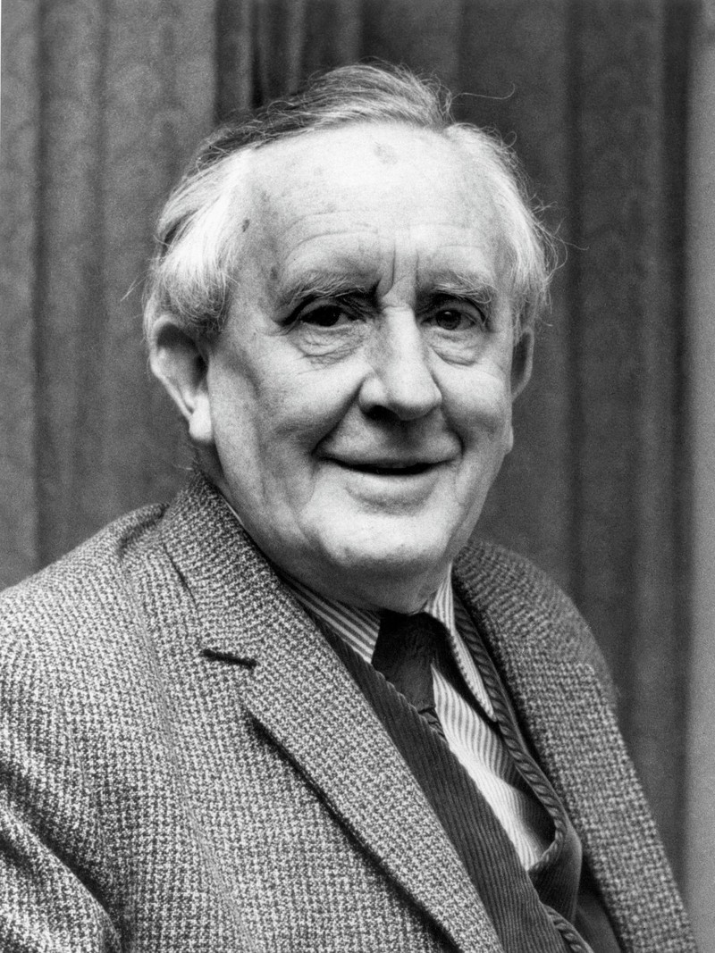 J.R.R. Tolkien gilt als prägender Autor der modernen Fantasy und Schöpfer der weltberühmten Welt Mittelerde.